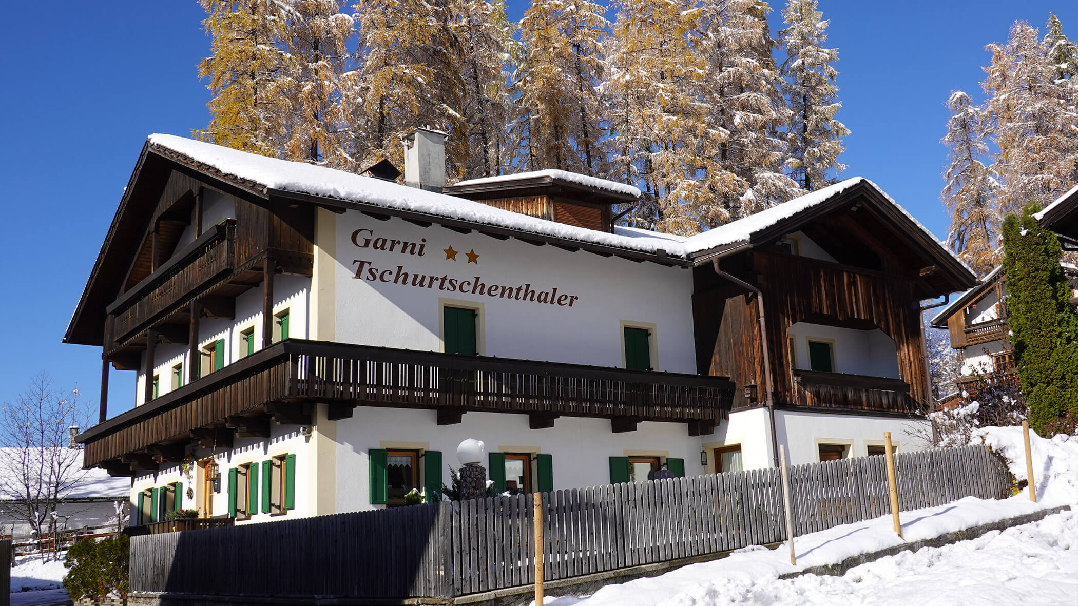 Außenansicht der Garni Tschurtschenthaler im Winter